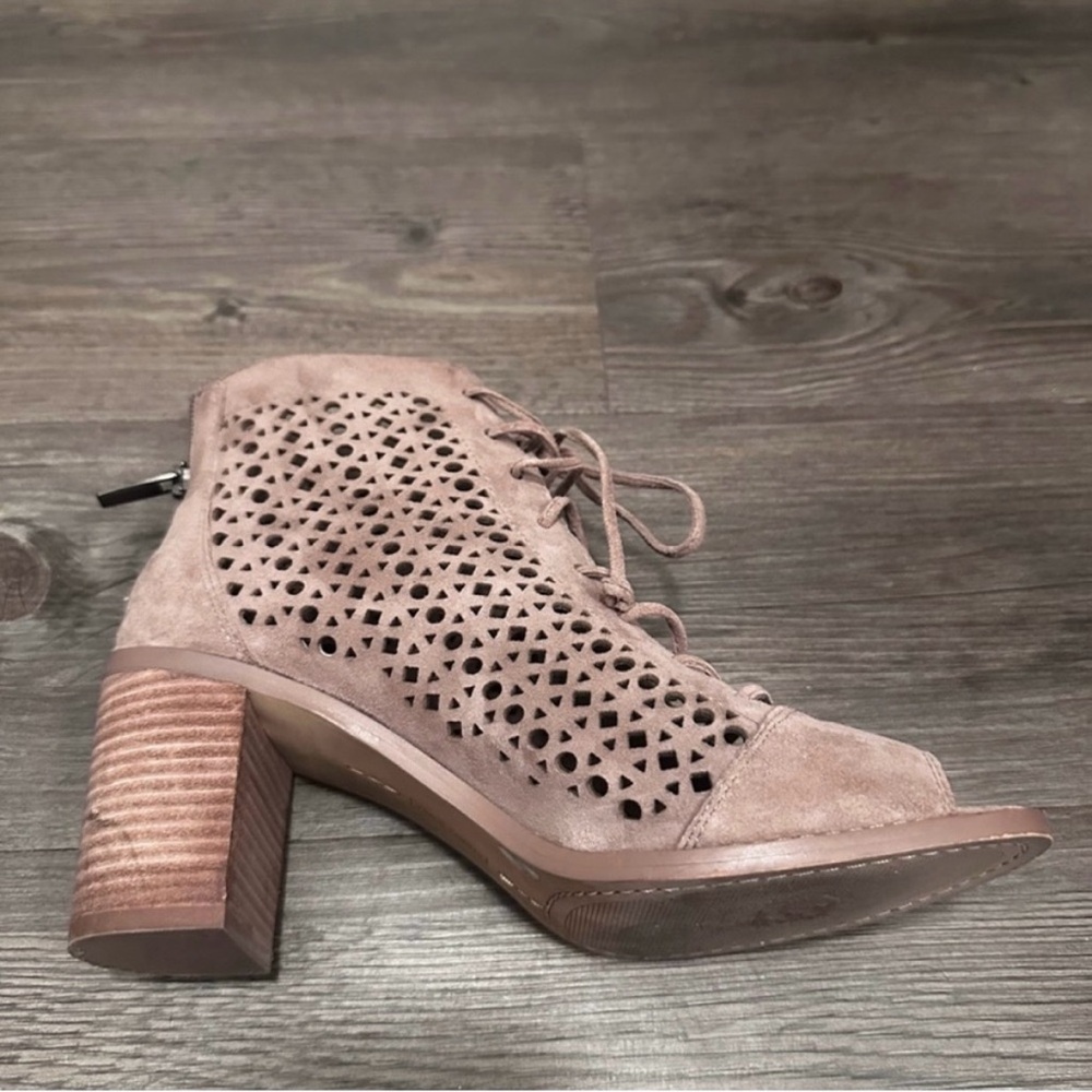 🌻 Tan VINCE CAMUTO Trevan Cutout Lace Up Peep Toe
Ankle Booties - Size 7.5 - Picture 9 of 13